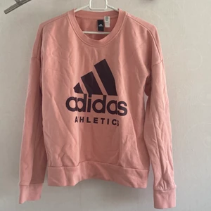 Adidas tröja - En skön rosa adidas tröja. Ganska skrynklig pga den legat i en påse, går såklart att fixa. Skriv vid intresse!