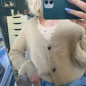 stickad beige kofta - mysig beige kofta med knappar! den här är så fin men har knappt använd den:/ strl L men sitter inte för oversized! blir din för 80+frakt🤎