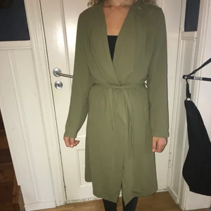 Snygg Tunn kappa xs - Super fin grön kappa antingen att använda som ytterplagg när vår sommar höst eller som en snygg kofta frakt ingår i priset