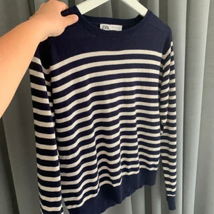 Randig tröja från Zara  - Säljer denna randiga tröjan från Zara i mörkblå. Storlek M men passar S också. Använd en gång💙