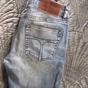 Supersnygga jeans som är sparsamt använda. Kan fraktas spårbart med Postnord +60kr.