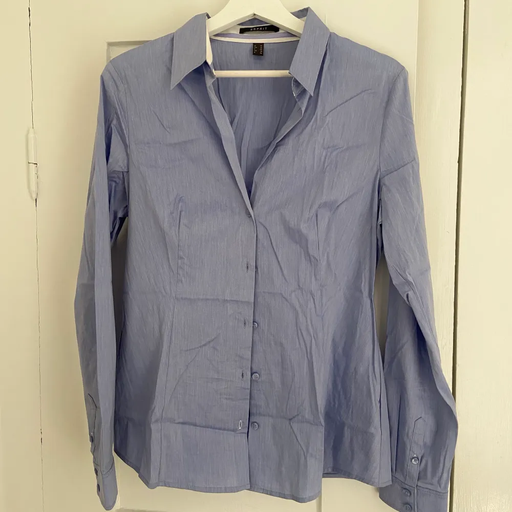 Blå skjorta från Esprit i slim fit stl 40. 👔 Låg knäppning, knapparna går alltså inte hela vägen upp. Köparen betalar frakt 📦 . Skjortor.