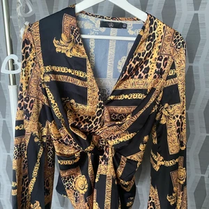 blus - stl 36, 50kr. samfraktar gärna