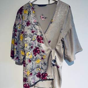 Så söt omlott kimono från Zara i stl M. Knappt använd och i nyskick. 