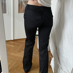lågmidjade kostymbyxor  - kostymbyxor från miss sixty, låga i midjan. materialet är lite glansigt och i bra skick. Jag är 173cm och brukar bära xs