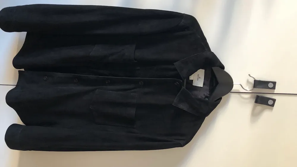 Overshirt i mocka från H&M edition strl M. Fint skick endast använd 2 ggr. Skjortor.