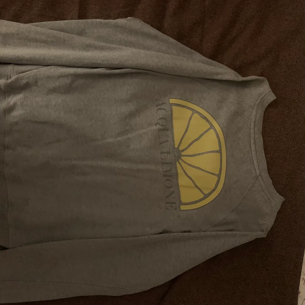 Säljer min gråa AquaLimone sweatshirt, använd vid ett få tal tillfällen och säljer pga för stor storlek. Köpt för 1200kr och säljer för 200kr. Inget slitage över huvudtaget. Strl M.. Neuletakit & Villapaidat.