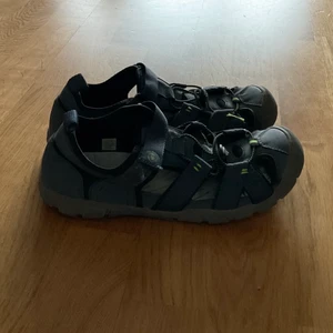 Esmara Sandals - Wear this shoe in the summer. (Make sure to come to this location: Fisksätra Centrum. And wait outside of the store untill i come.