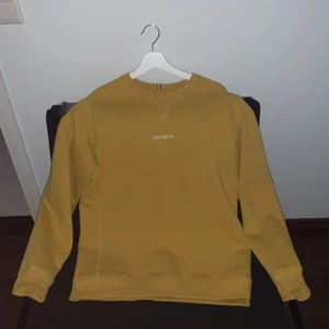 Les deux  - Säljer nu min les deux sweatshirt i super fint skick då den inte används alls, storlek är M och sitter tts. Bara skicka meddelande för mer info!👍🏻