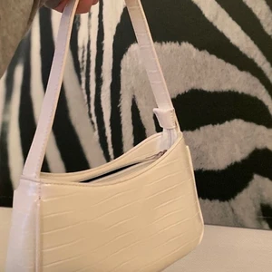 Vit axelväska - En jättefin axelväska från Shein som inte har kommit till användning. 