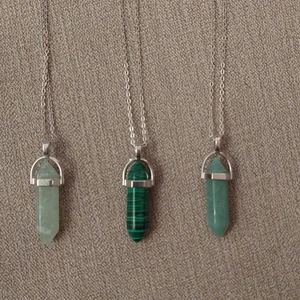 Tre kristallhalsband  - Tre halsband med gröna kristaller (OBS ej äkta kristaller). 1 för 90kr eller alla tre för 250kr. Halsbanden är 42cm långa.