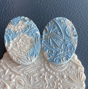 Handgjorda örhängen  - Handgjorda örhängen av lera. Fri frakt. Samfraktar. Kontakta för flera bilder eventuellt video. Storlek ca 4 cm Står ej för postens slarv 