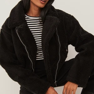 Fin teddyjacka - Fin Teddyjacka från nakd. Stl S/M💗 nypris 899kr jag säljer för 250kr+66kr frakt! Priset kan diskuteras vid snabb affär🤍