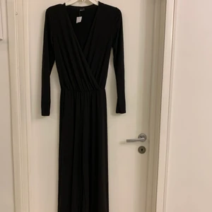 Svart jumpsuit - Svart jumpsuit strl XS, oanvänd.