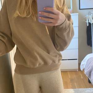 En väldigt mysig swearshirt från bikbok, den är beige brun och i storlek Xs. Jag säljer den pga att den inte kommer till användning eftersom att jag har en liknande tröja. Frakten ingår i priset💗