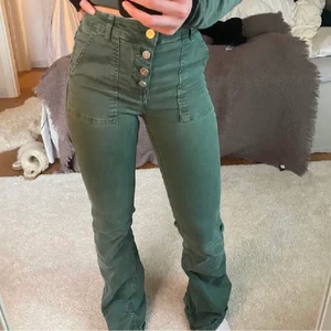 Bootcut jeans från zara - Ett par fina gröna bootcut ”jeans” från zara. Storlek 36💌 Lånad bild då det inte passar mig. Använda fåtal gånger och har inga tecken på användning
