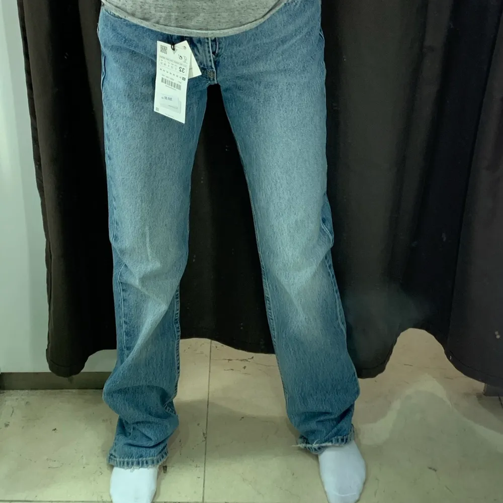 Dom populära Mid Rise jeansen från zara. Nyskick o slutsålda i storleken. Köp direkt för 300kr. Jeans & Byxor.