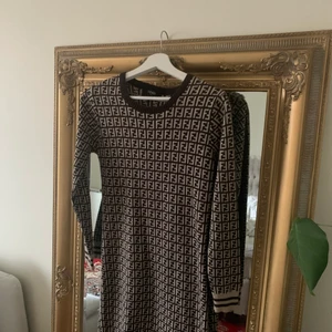 Fendi klänning  - Stickad Fendi klänning, storlek S fint skick! 