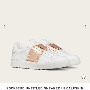 Valentino Sneakers  - Säljer mina sneakers från Valentino i färgen Metalic rose i storlek 37 (passar 38). De är använda men i gott skick. Vid intresse skickar jag givetvis fler bilder ❤️‍🔥 nypris ca 6500kr och säljer dem för 1500kr eller högsta bud - köp direkt för 1800kr