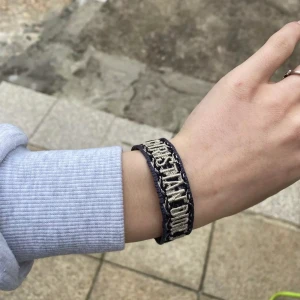 Dior Tygarmband 💕 - Otroligt fina och sexiga armband från Christian Dior vilket jag köpt för ett bra tag sen! Känn dig välkommen att fråga frågor i personlig chatt, visar gärna kvittot om det behövs 🥰