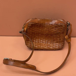 Axelbandsväska konjak flätat läder  - Supersnygg flätad handväska i konjakfärgat äkta läder   Hämtas vid Liljeholmen eller skickas mot porto 