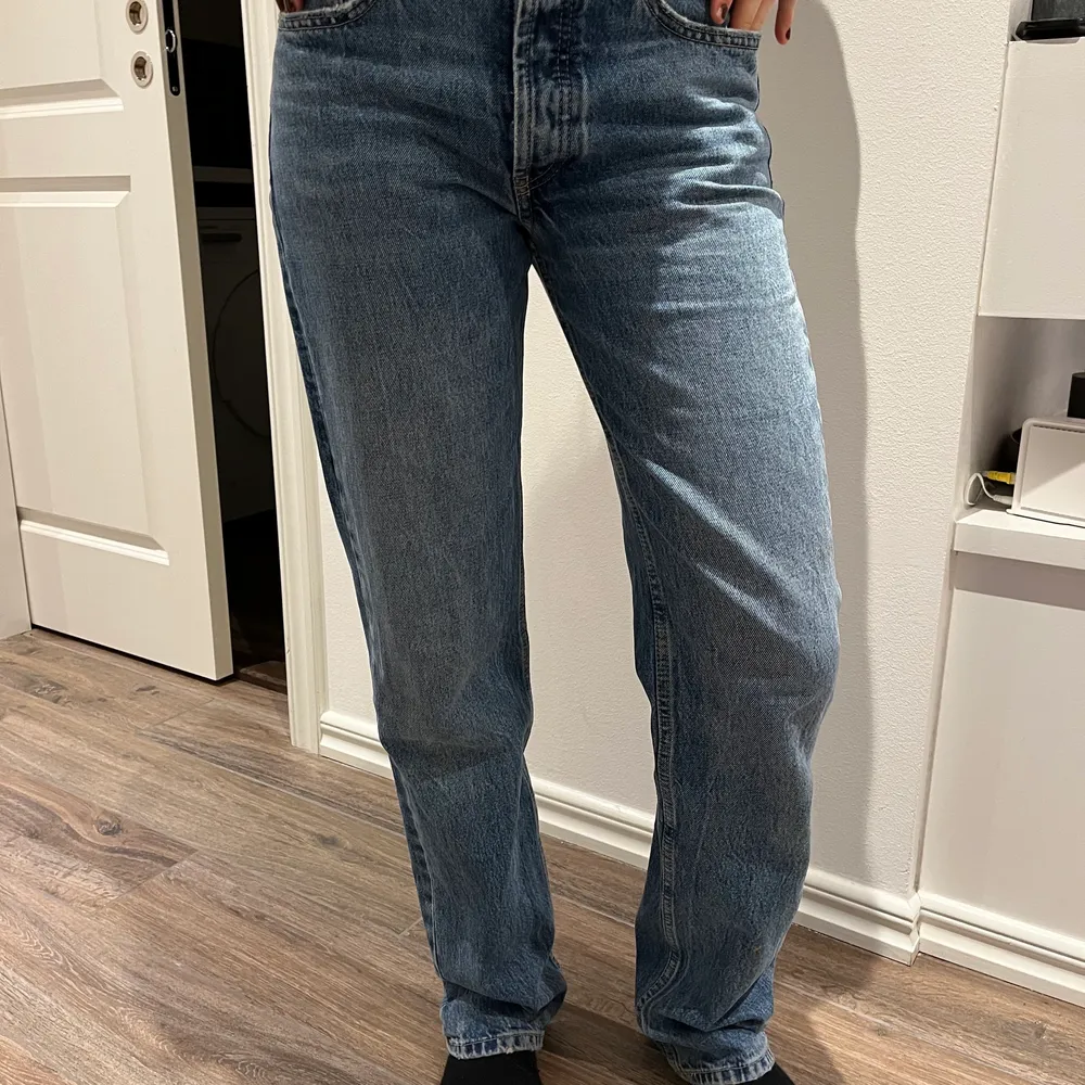 Ett par sjukt najs & trendiga jeans från Zara. De är mid rise och i en snygg blå färg. I stl 38 men skulle säga att de är lite små i storleken. Knappt använda, bra skick. . Jeans & Byxor.