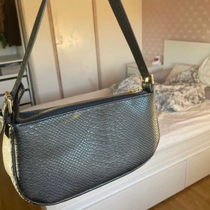 Handväska by Bianca  - Snygg handväska från Bianca ingrossos gamla företag! Finns ej att köpa längre. Nästan helt oanvänd, mitt pris inkl frakt❤️