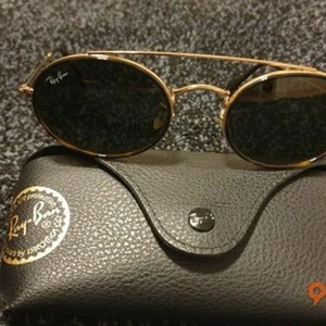 RAY-BAN OVAL DOUBLE BRIDGE - RAY-BAN OVAL DOUBLE BRIDGE helt nytt och oanvänd och Äkta. Priset är 1700 kr och säljas för 700 kr. 