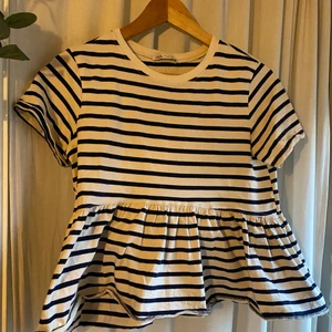 Randig tröja med peplum - Säljer denna super fina och trendiga toppen från zara💓              Spårbar frakt: 58kr                                                                             Ej spårbar frakt: 24kr