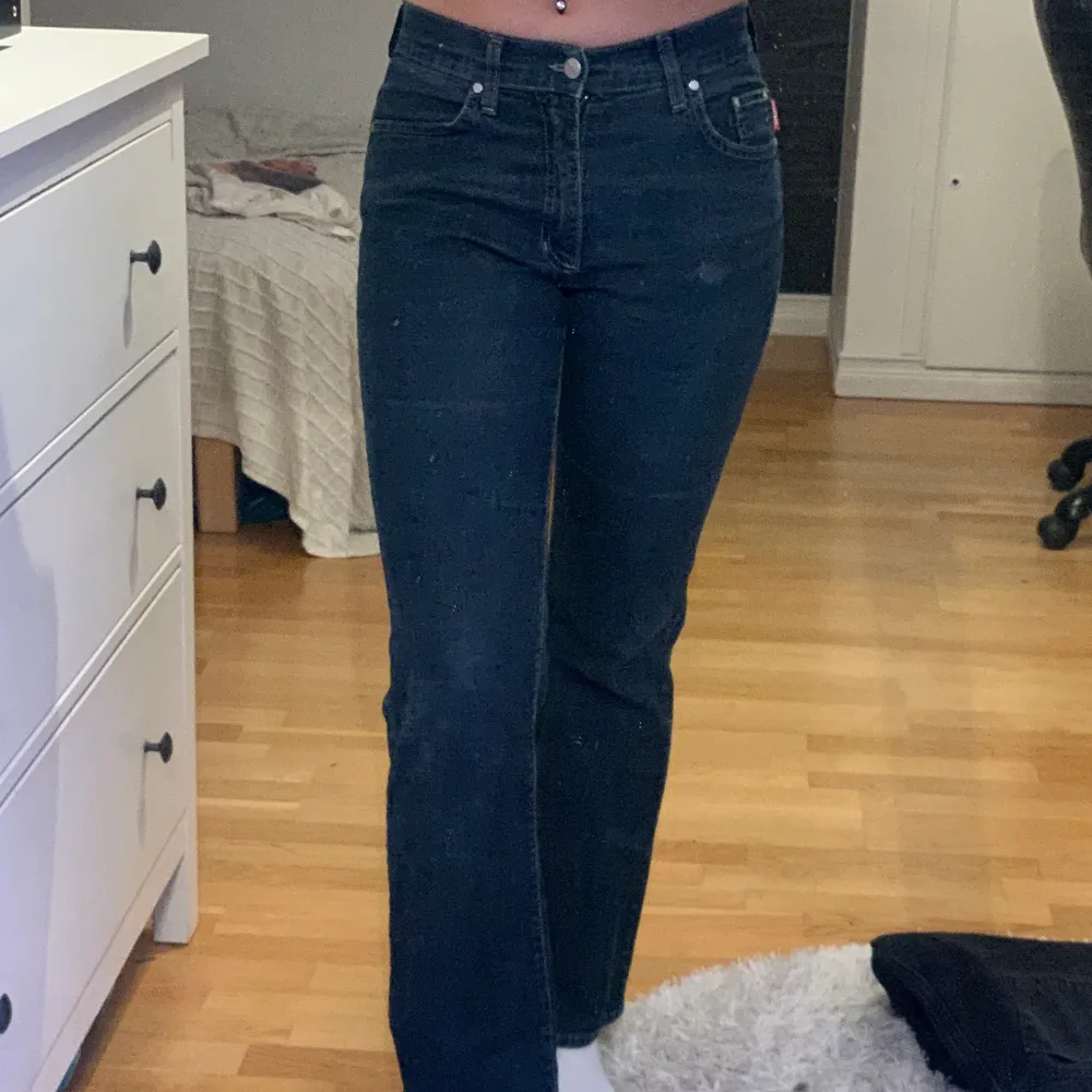Coola jeans från märket angels köpa second hand men i bra skick! Storlek 38 och passar mig som är 170 💖 kan mötas upp i Stockholm eller frakta . Jeans & Byxor.