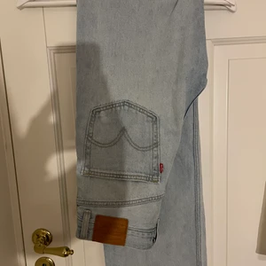 Levis jeans strl 25 - Säljer ett par ljusblåa jeans från Levis, fint skick. Storlek 25 men skulle säga att de är lite större i storleken. Lite förstora på mig som vanligtvis har xs-s på jeans. (Sista bilden är lånad.) 