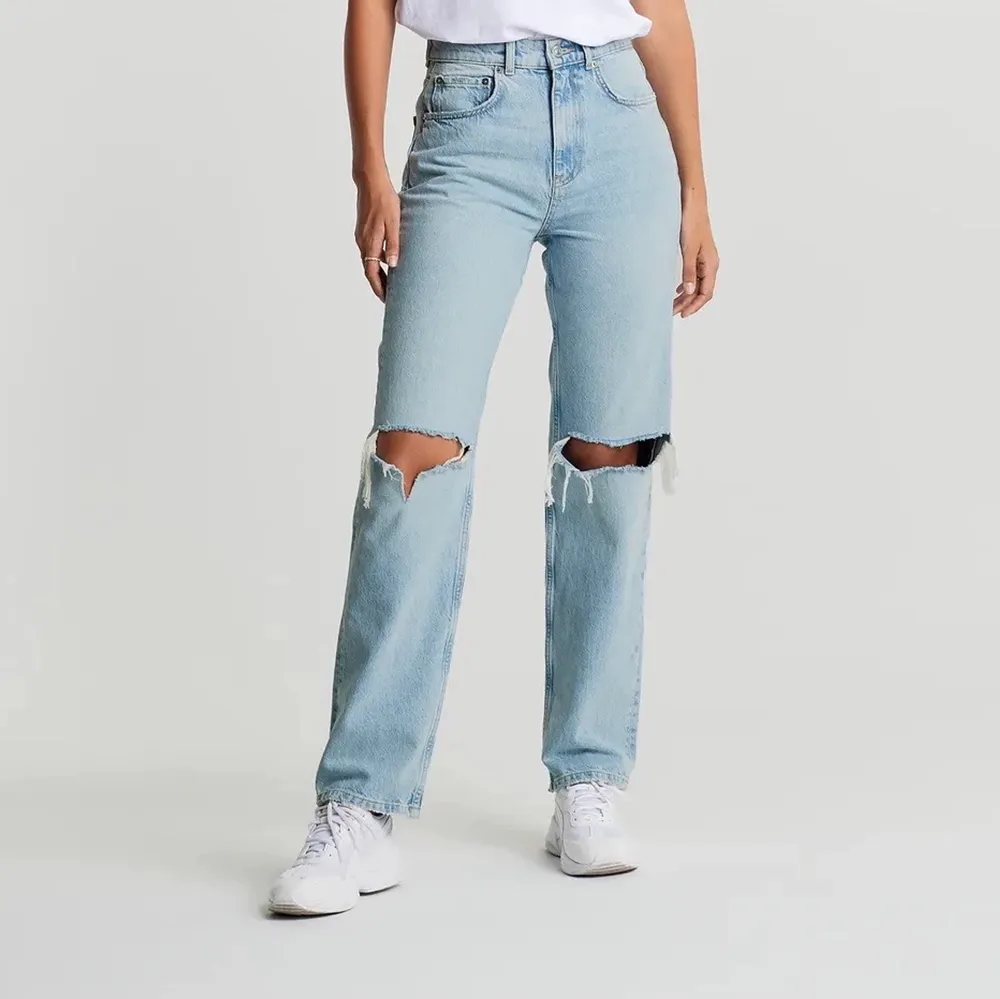 Säljer de hära jeansen för dom inte passar mig.Dom är inte använda dom är helt nya prislappen och allt är kvar. De är slutsålda på Gina och kommer tyvärr inte säljas längre/vara ute på marknaden.❗️Pris kan diskuteras❗️. Jeans & Byxor.