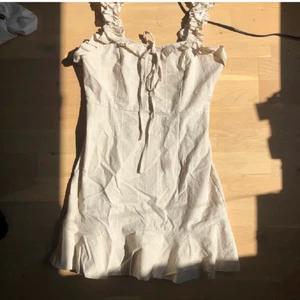 Sommarklänning - Söt beige linne klänning från bershka. Köpt här på Plick men bara använd en gång💌💌