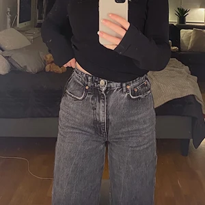 Gina Jeans  - Fina jeans ifrån Gina tricot, 90s high waist jeans 🌟 väldigt fint skick! Nypris är 599 kr. Kan skicka mer bilder 🤗 säljer då de inte är min stil längre. Avklippta så att de passar någon som är 161-165 cm (kan gå ner i pris vid snabb affär)