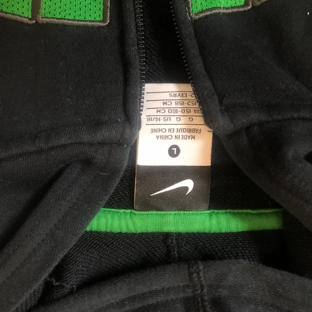 Nike hoodie zipup. Mörkblå med grön text. . Hoodies.