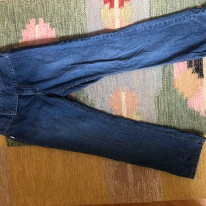 Tommy hilfiger lågmidjade jeans  - Lågmidjade jeans med detalj i midjan från Tommy hilfiger. Är lite insydda i midjan men de går lätt att sprätta upp. Superfina, bootcut. 