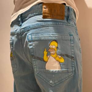 Handmålade ljusblå jeans med homer Simpsons på 💛 Modellens längd: 184 cm
