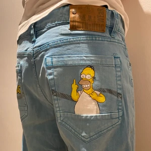 Homer jeans - Handmålade ljusblå jeans med homer Simpsons på 💛 Modellens längd: 184 cm