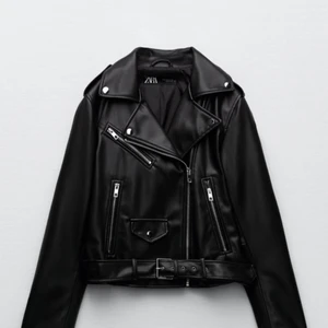 Skinnjacka - Jag säljer denna snygga skinnjacka från zara, den är använd ett fåtal gånger och jag säljer den för att den är för liten. Jag skulle säga att den är mycket liten i storleken, det är L på jackan men passar S/M.