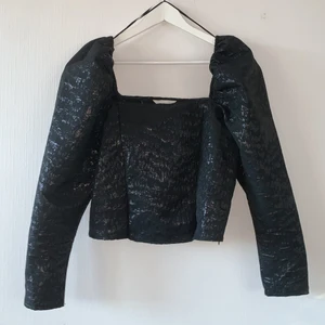 Svart glitterblus med puffärmar - Detta var min nyårsblus och trivdes så bra i den😍 Sydde in den lite på mig som oftast bär M men den är märkt M så passar nog alla mellan S-L (enkelt att sprätta upp styngnen på insidan). Frakt ingår i priset