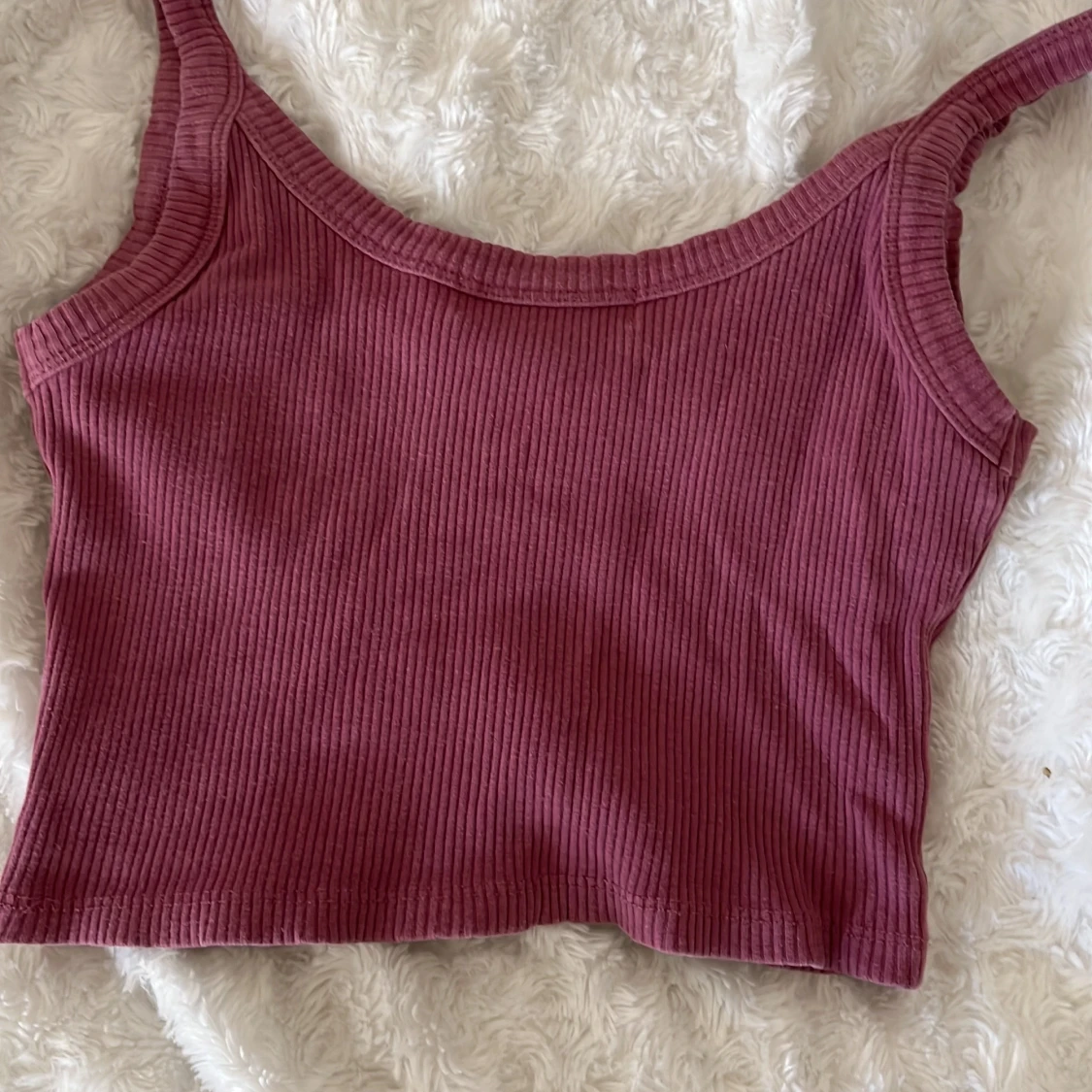 Lila/rosa topp med vitt tryck. - 90