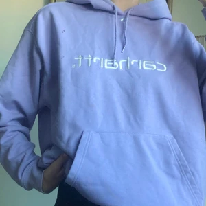 Carhartt hoodie  - Mysig carhartt hoodie. Har några svaga fläckar som syns på bild tre! 