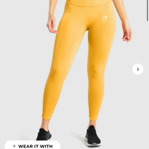 gymshark - Säljer mina helt nya gymshark leggings. Endast testade, säljer pågrund av att jag fick fel. skulle säga att dom är lite genomskinliga om man har mörka underkläder. köparen står för frakt💕 bara att skriva om ni vill ha bilder på