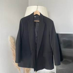 Svart kostym 💌 - Storlek: L (passar oversized på s/m) Märke: zara Skick: använd fåtal gånger Kan skicka fler bilder vid behov ❤️