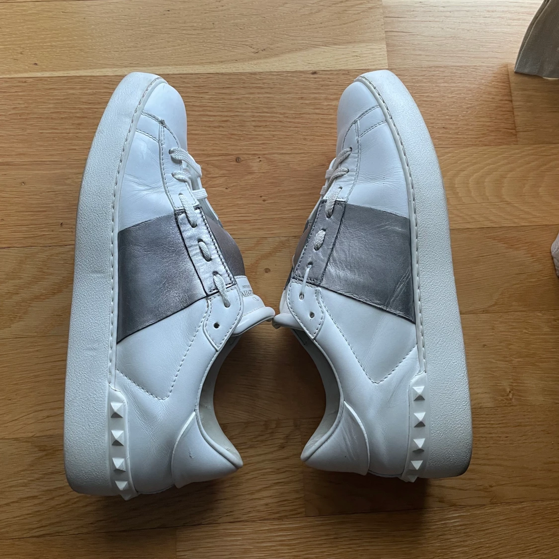 Valentino garvani vit/silver 40/41 - 90