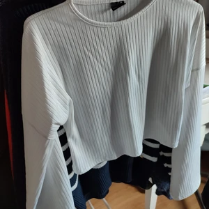 Vit långärmad tröja strl Xs - Storlek: Xs, känns som en S. Skick: Bra skick är knappt använd. Passform: Ballongärmar. Hör av dig om frågor upphör 😊