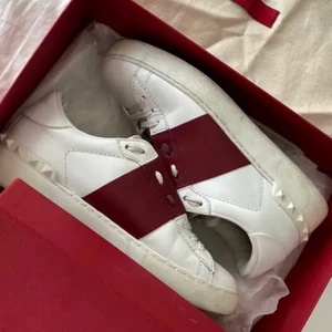 Valentino skor  - Säljer nu mina jätte fina valentino skor i en vinröd färg. Älskar modellen och färgen men har för mycket skor så måste tyvärr göra mig av med dessa. Dom är i väldigt bra skick och box medföljer. Dom är såklart äkta! Hör av er ifall ni vill ha flera bilder.💥