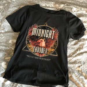 T-shirt - Superfin t-shirt från Gina, storlek xs men skulle säga att den passar en S också💗