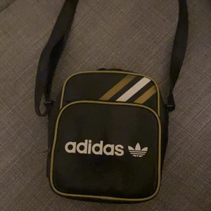 Super cool vintage adidas väska! - Jätte fin vintage adidas väska som tyvär inte kommer till så mycket användning som jag hoppades på! Den är super rymlig och i bra skick!(köparen står för frakt)