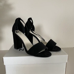 Nelly klackskor  - Säljer mina oanvända klackskor ifrån Nelly.com. Köpte dem för 1000kr säljer dem för 350kr. Pris kan diskuteras.😊